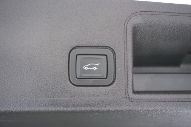 Used 2024 WHITE GMC SLT image 10