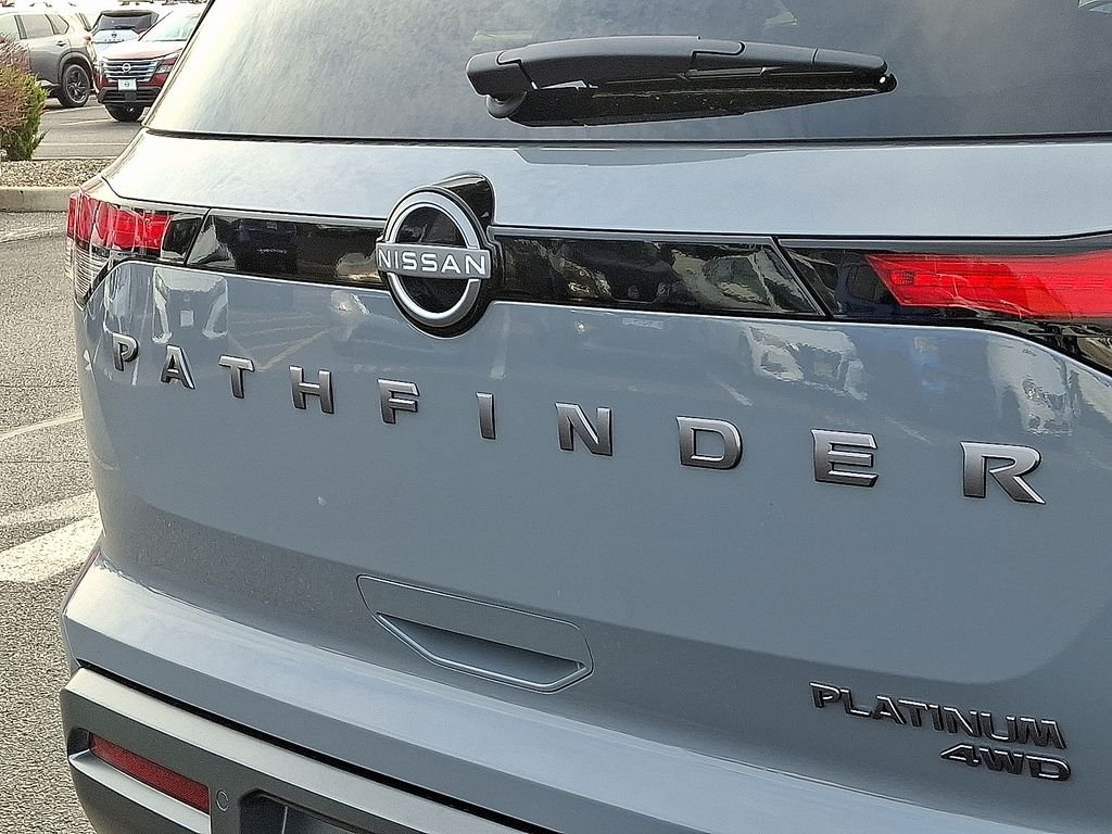 New 2026 Boulder Gray Pearl / Super Black Two-tone Nissan Platinum image 5