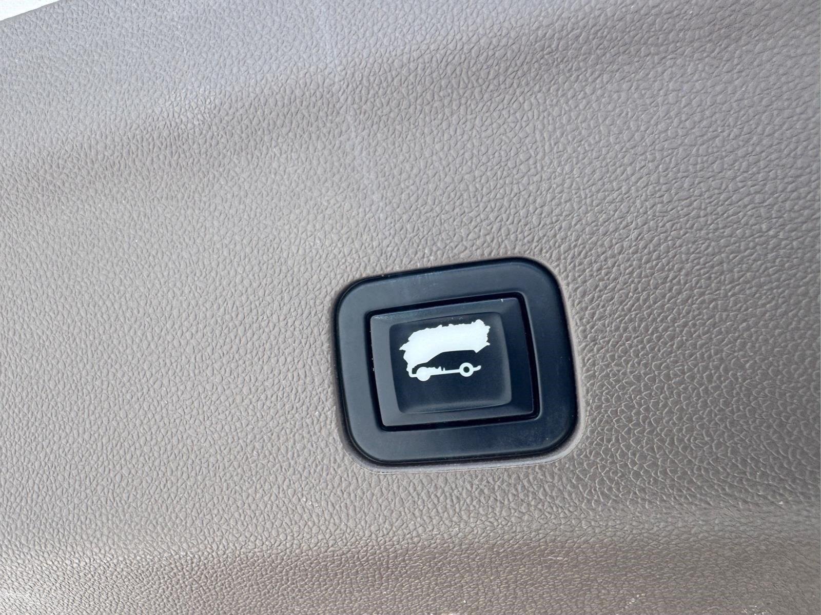 Used 2022 White Frost Tricoat GMC Denali image 13