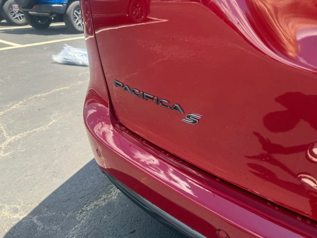 New 2027 Red Hot Pearl-Coat Exterior Paint Chrysler Limited image 43