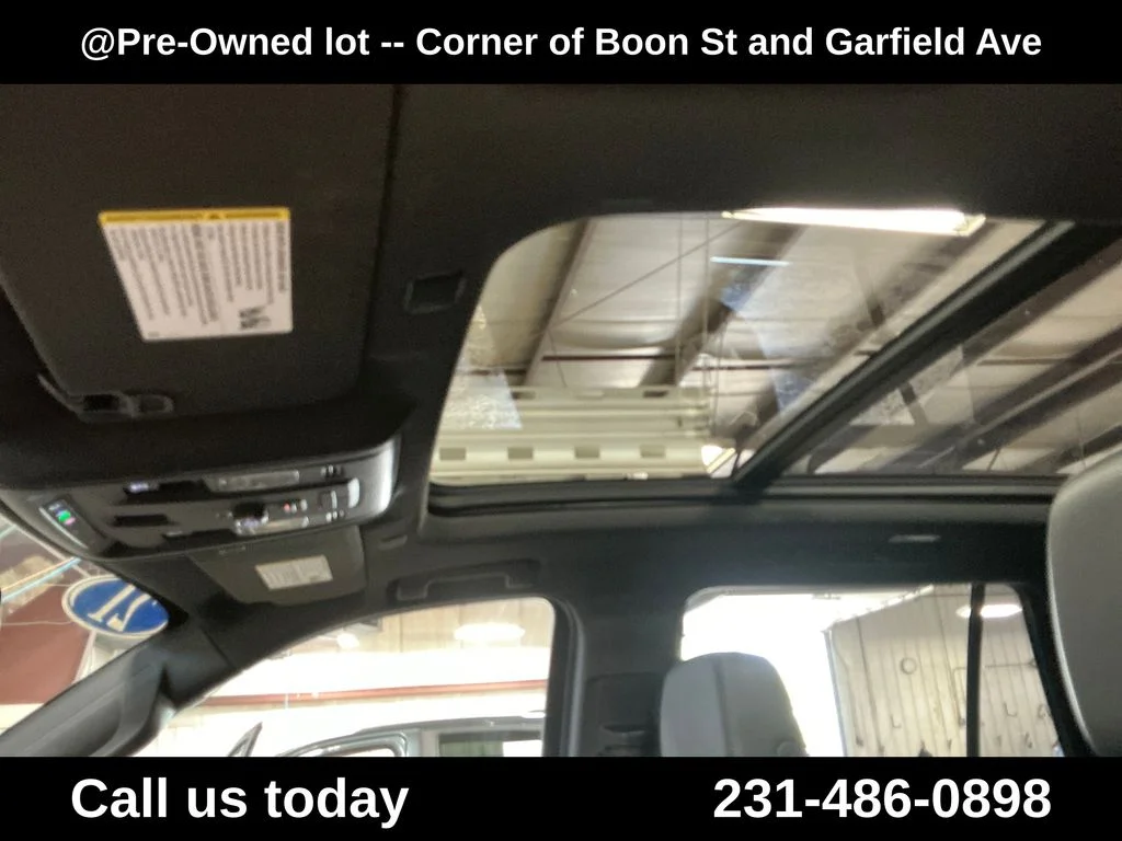 Used 2021 White Chevrolet Z71 image 13