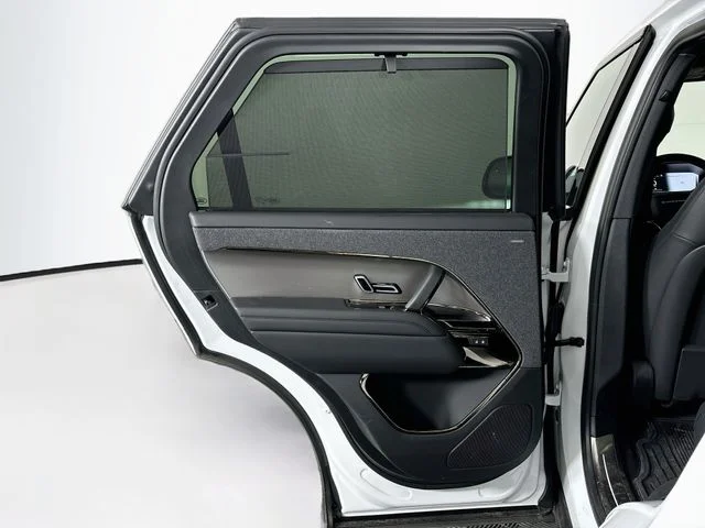 Used 2025 White Land Rover SE image 22