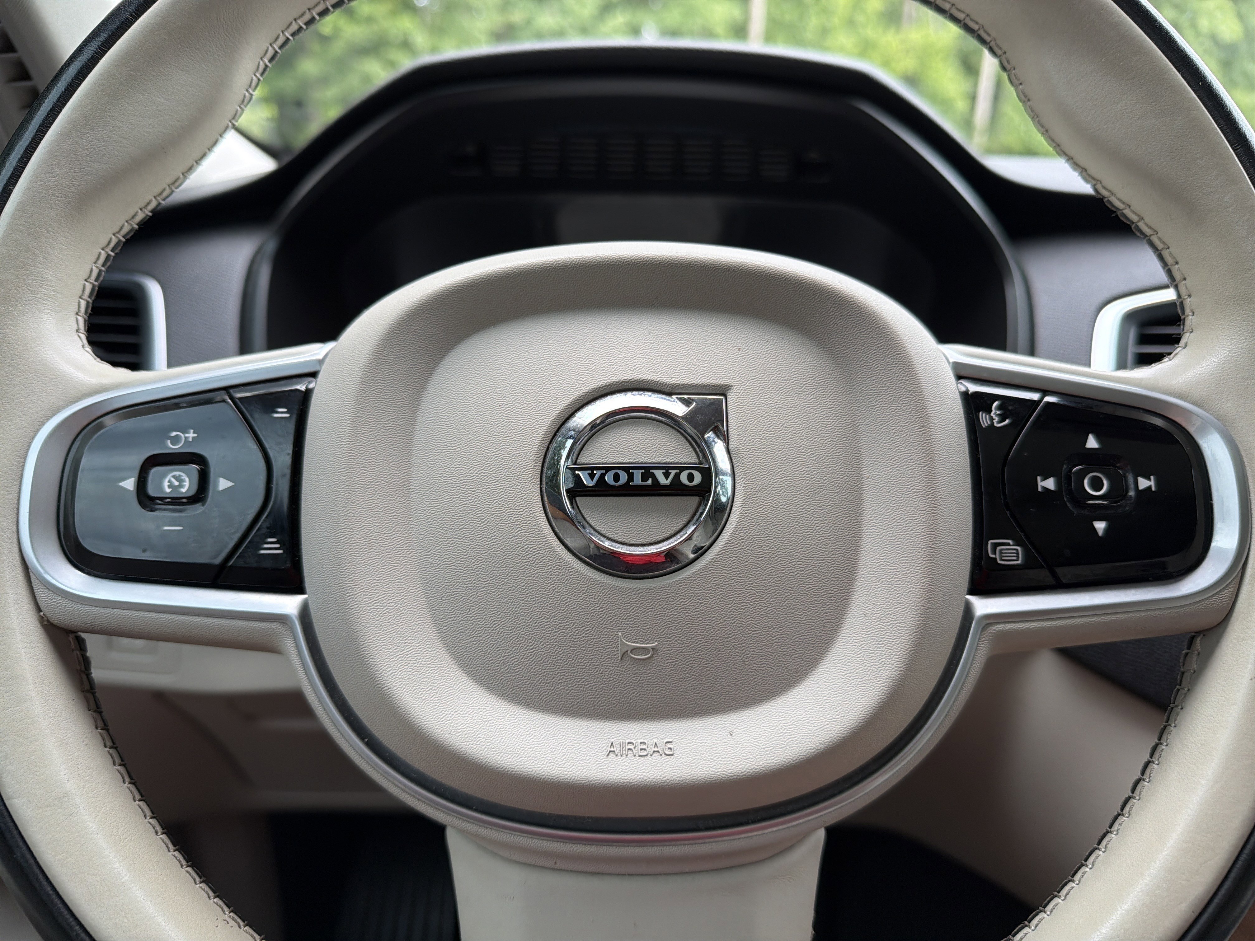 Used 2021 Onyx Black Metallic Volvo Momentum image 9