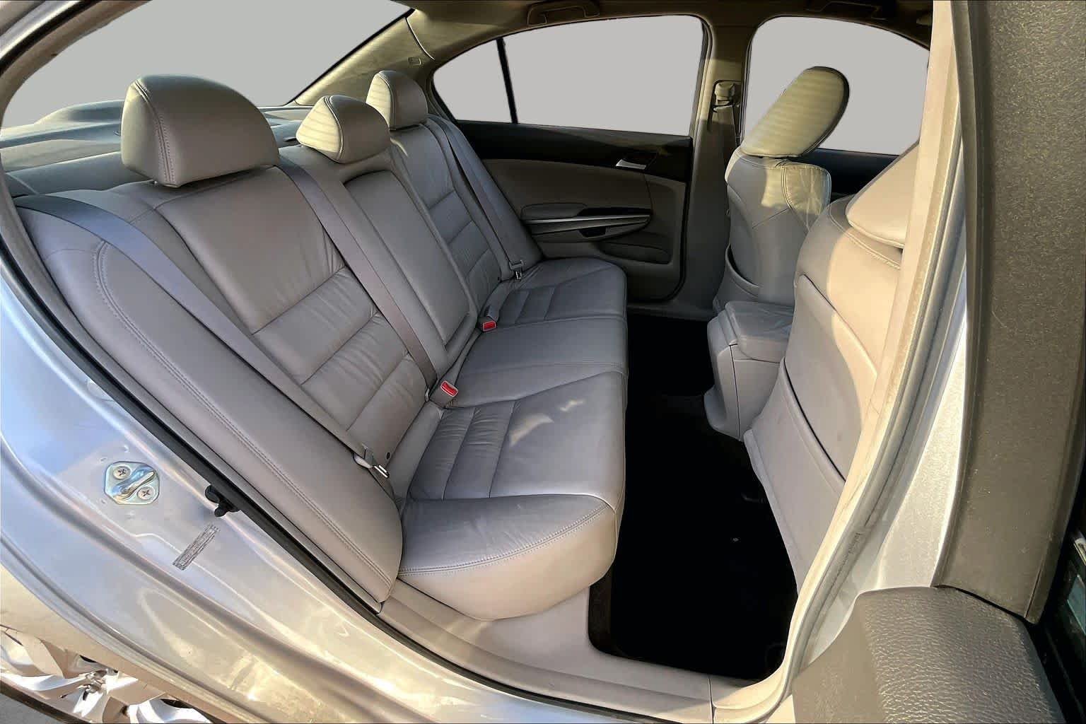 Used 2009 Alabaster Silver Metallic Honda EX-L image 18