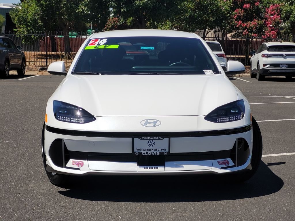 Used 2024 White Hyundai SE image 3