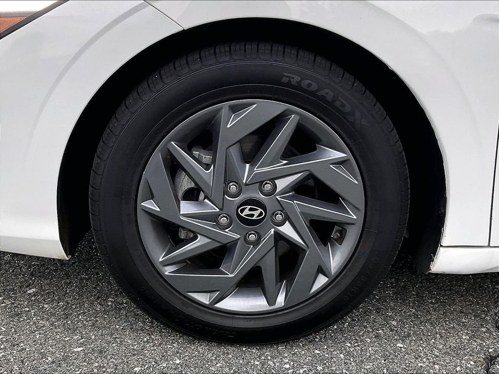 Used 2024 White Hyundai SEL image 7