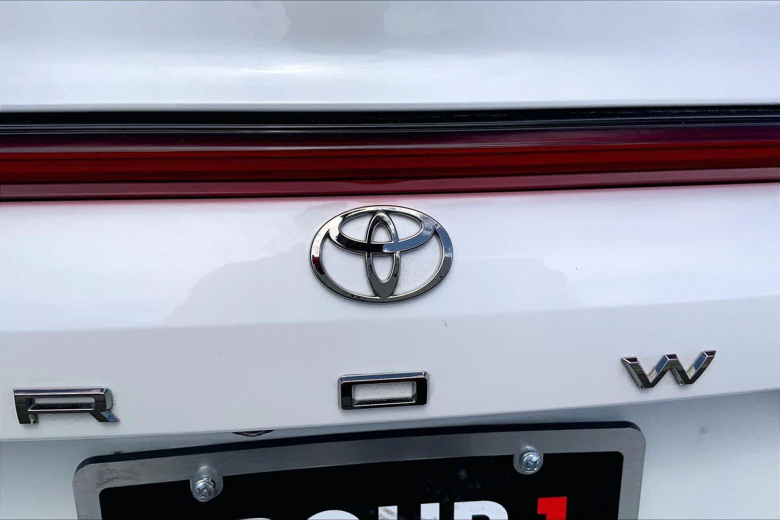 Used 2025 Oxygen White Toyota XLE image 32