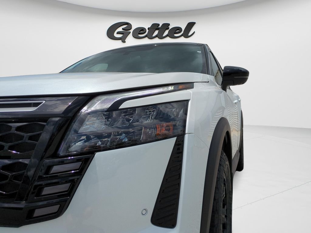New 2026 Everest White Pearl TriCoat / Super Black Two-tone Nissan Rock Creek® image 24