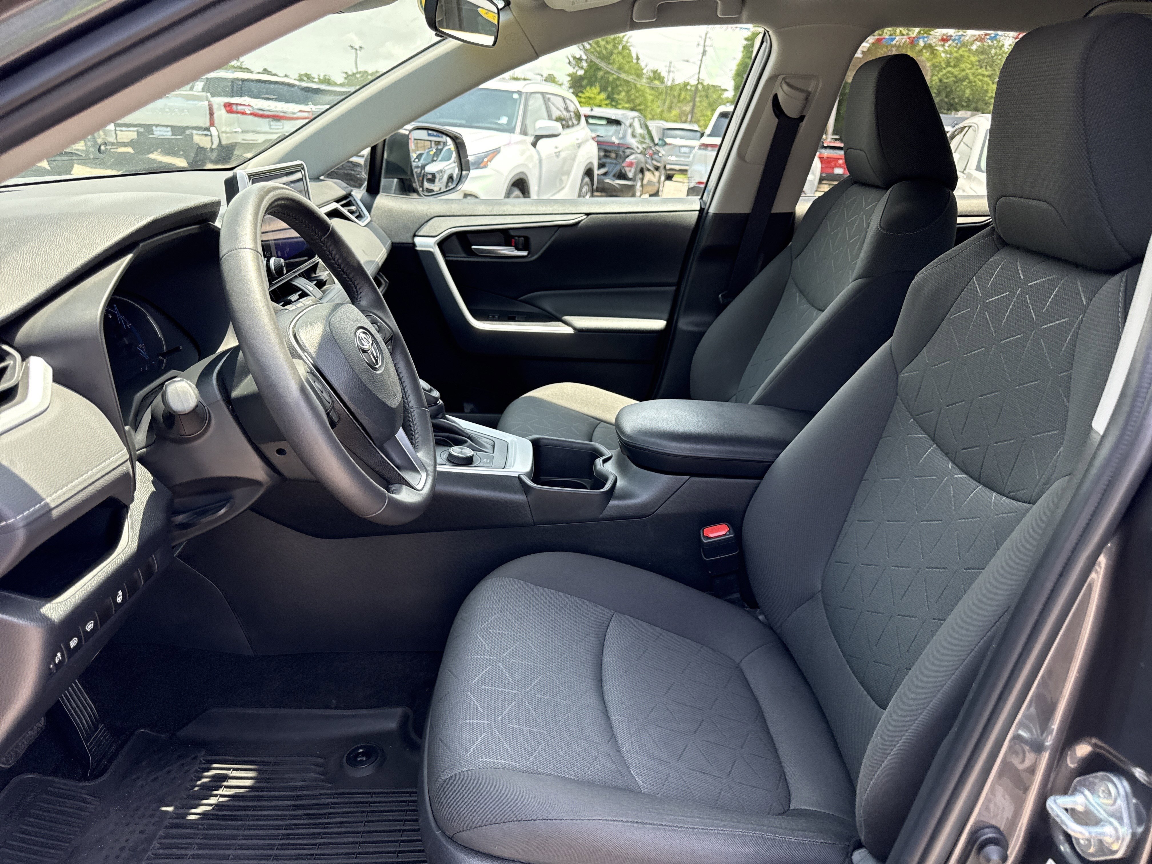 2023 Toyota RAV4 XLE - Photo 11