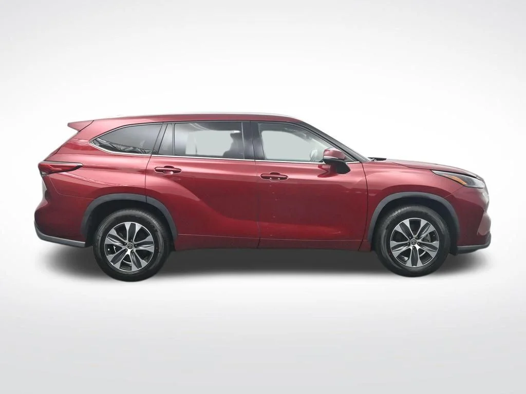 Certified Used 2021 Ruby Flare Pearl Toyota XLE image 4