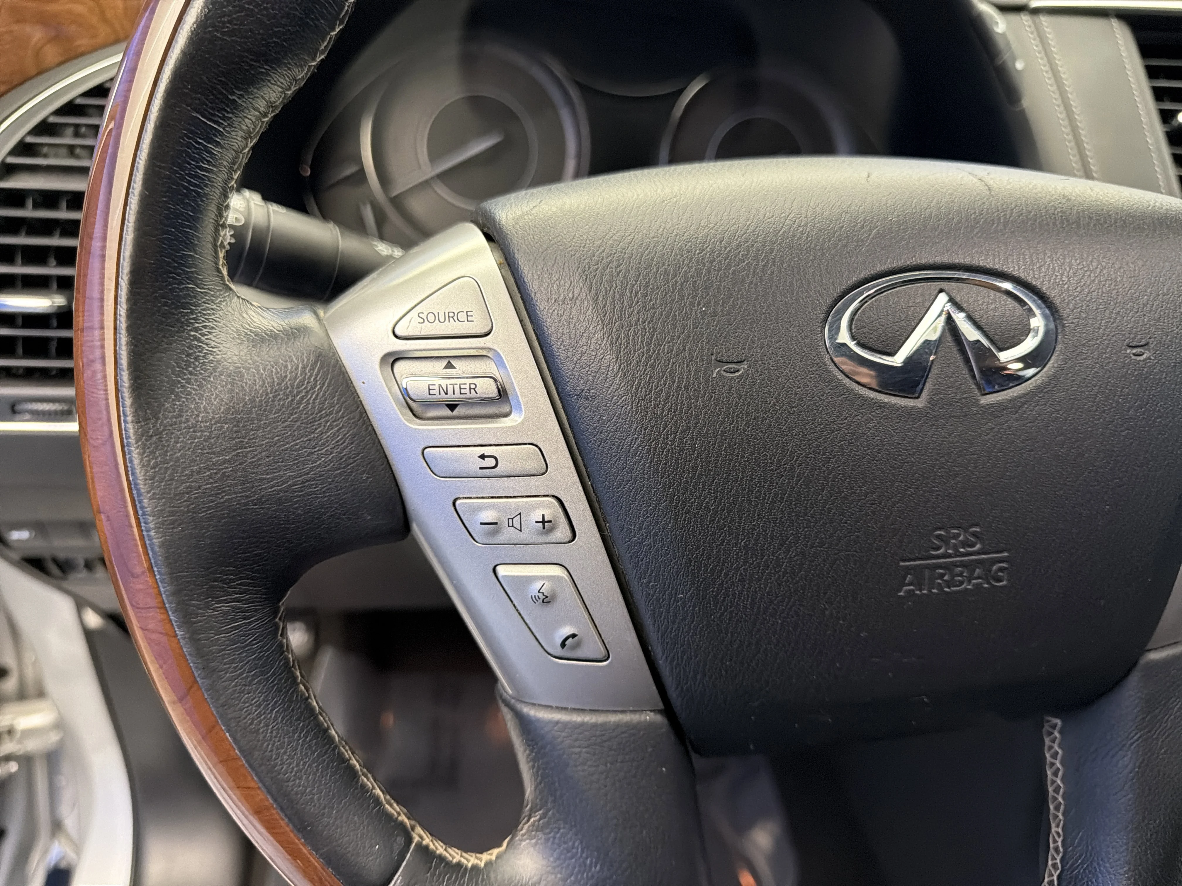 Used 2019 Liquid Platinum INFINITI LUXE image 16
