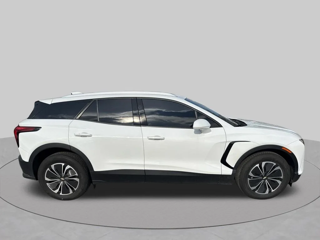 Used 2024 Summit White Chevrolet LT image 4