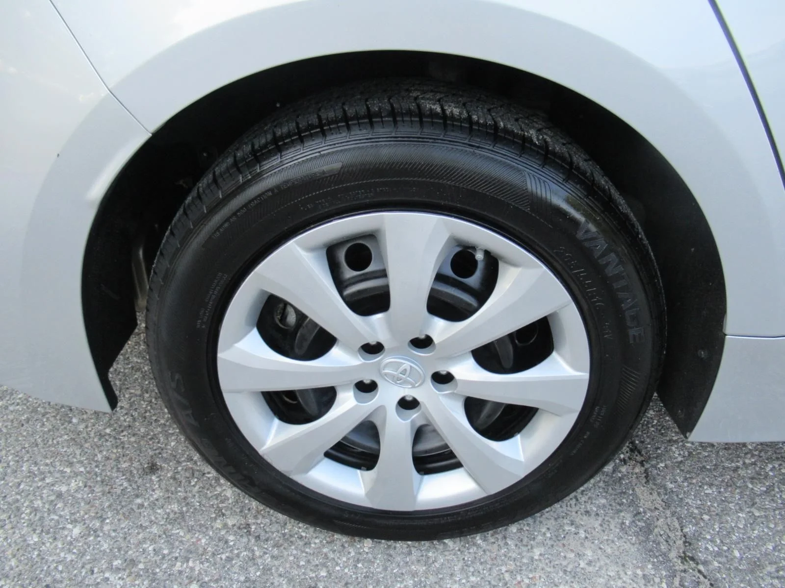 Used 2022 Silver Toyota LE image 9