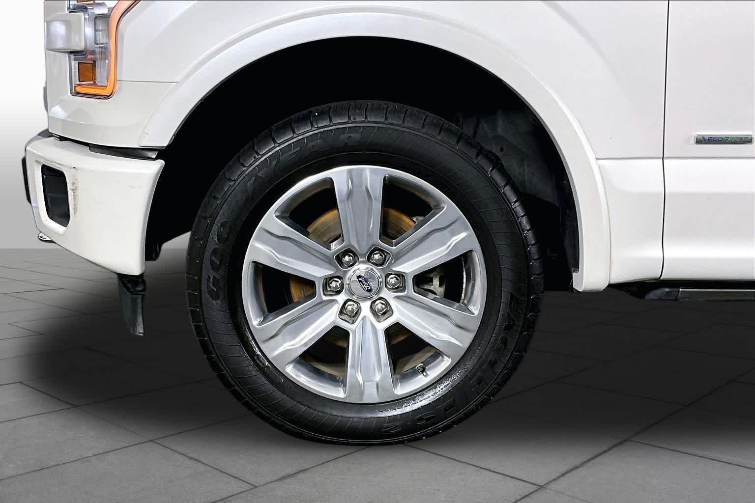 Used 2017 White Platinum Metallic Tri-Coat Ford Platinum image 10