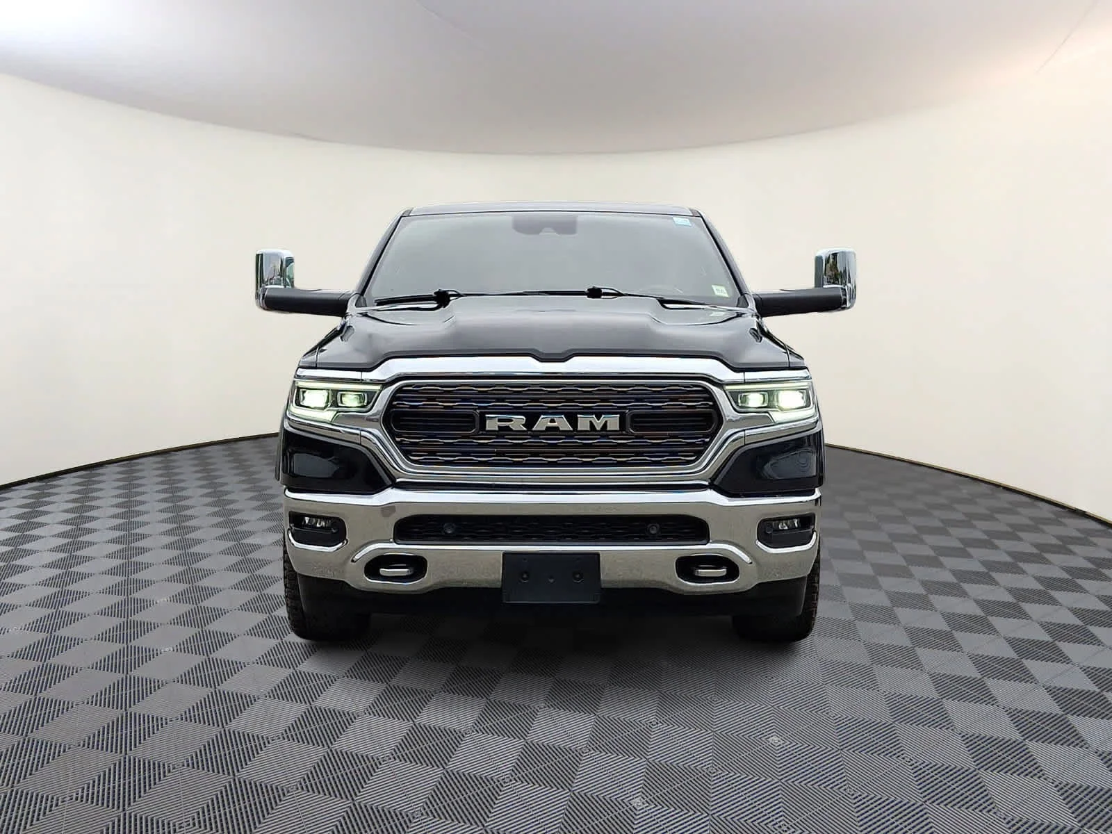 Used 2019 Diamond Black Crystal Pearl Ram Limited image 3