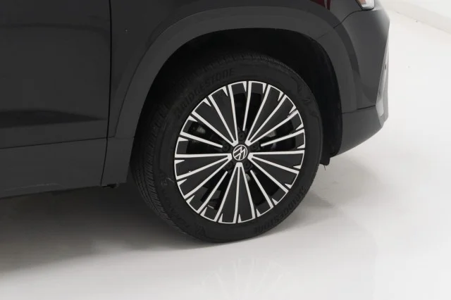Used 2025 Deep Black Pearl Volkswagen SE image 5