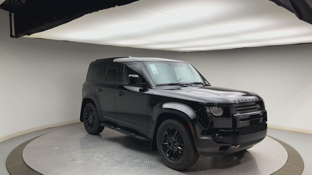 New 2026 Santorini Black Metallic Land Rover S image 8