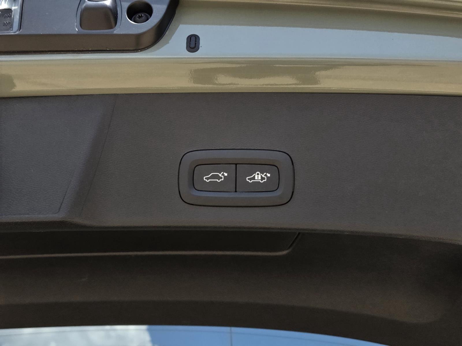 Used 2025 Sage Green Metallic Volvo Core Bright Theme image 11