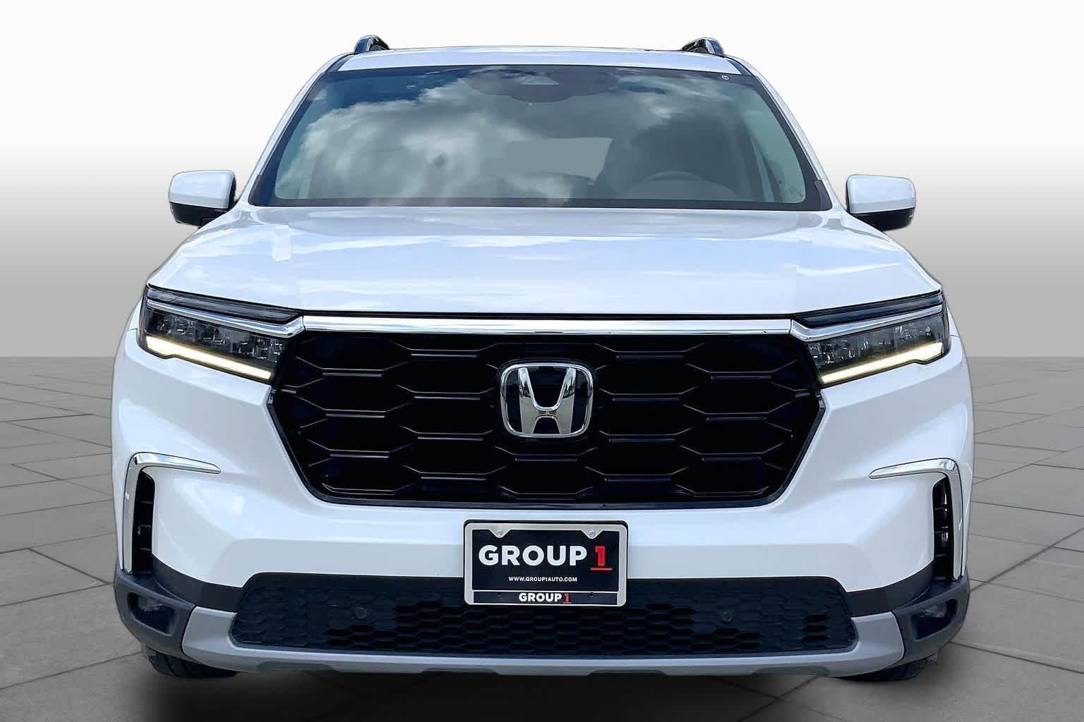 Used 2024 Platinum White Pearl Honda Touring image 4