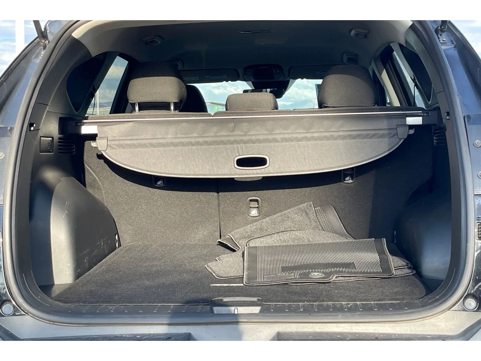 Used 2022 Phantom Black Hyundai SEL image 18