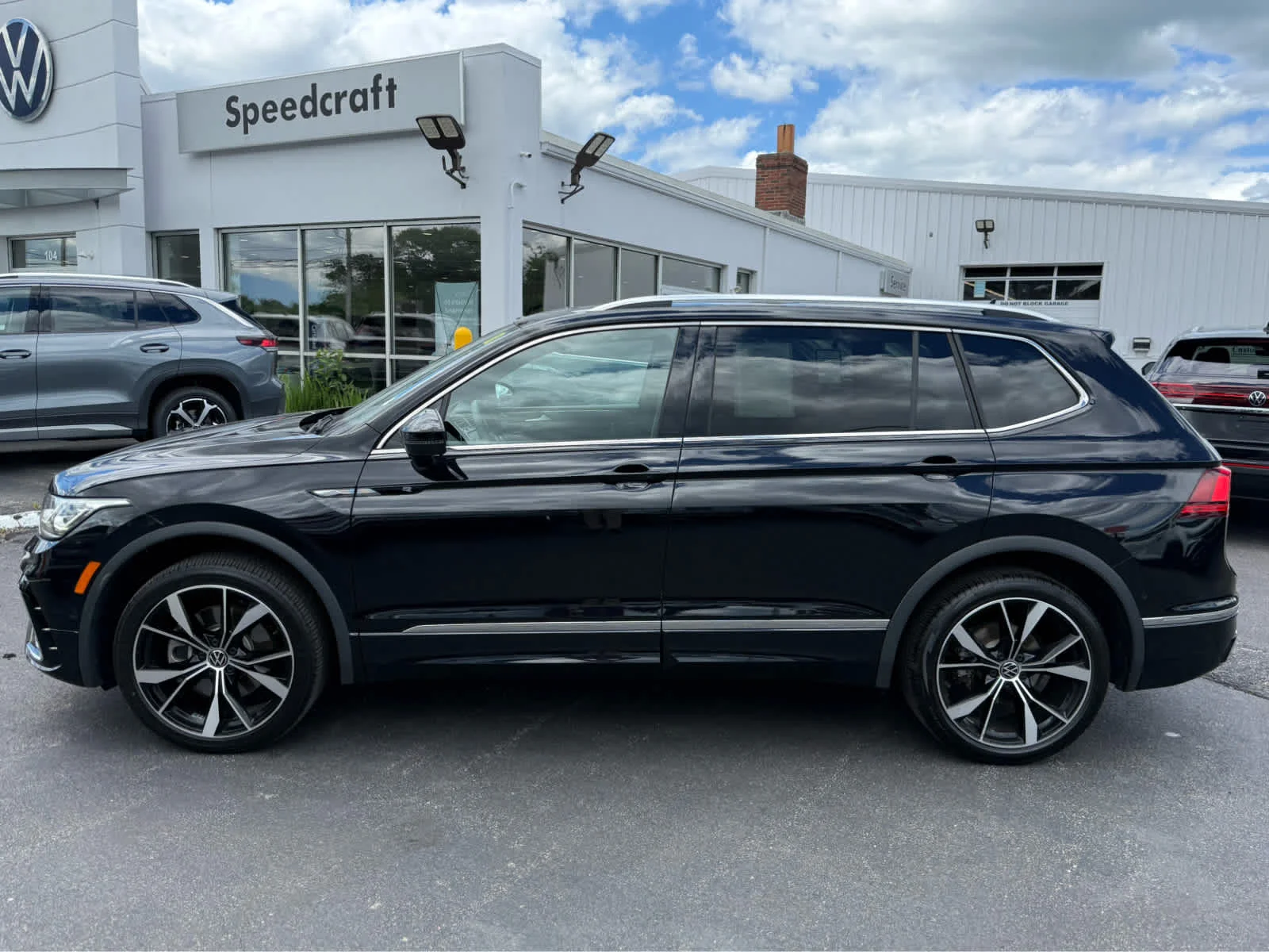 Used 2024 Deep Black Pearl Volkswagen SEL R-Line image 4