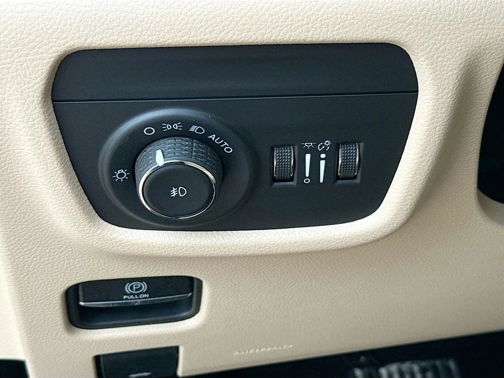 Used 2025 Velvet Red Pearlcoat Jeep Limited image 11