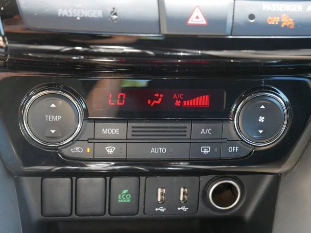 Used 2023 White Diamond Mitsubishi LE image 21