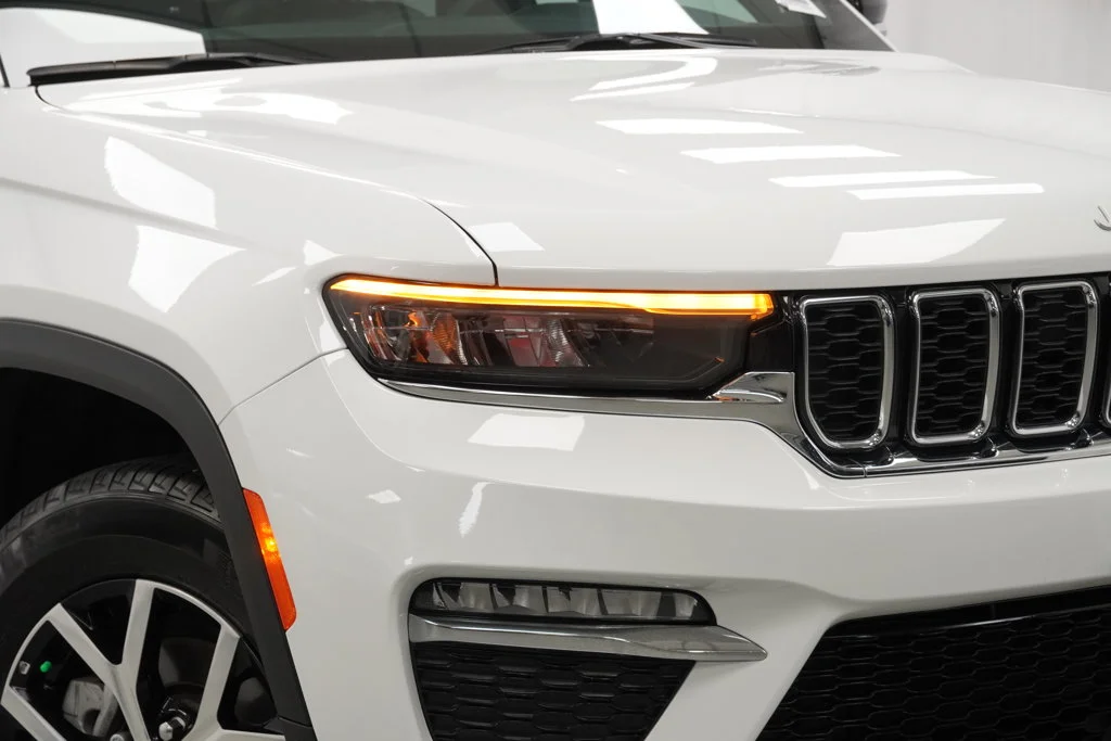 Used 2025 White Jeep Limited image 9