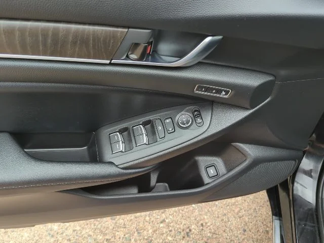 Used 2018  Honda Touring image 18