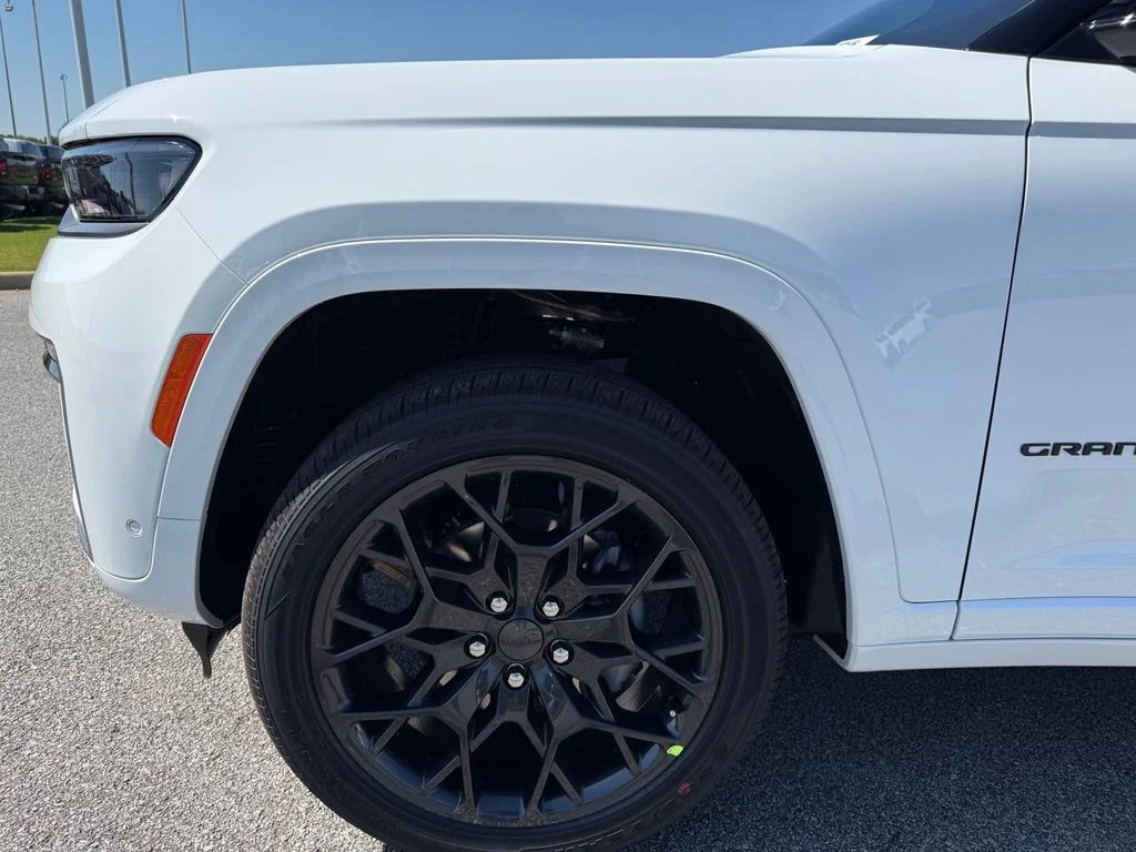 New 2026 Bright White Clear-Coat Exterior Paint Jeep Summit image 28