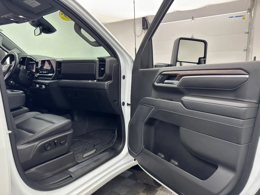 Used 2025 Summit White GMC SLT image 32