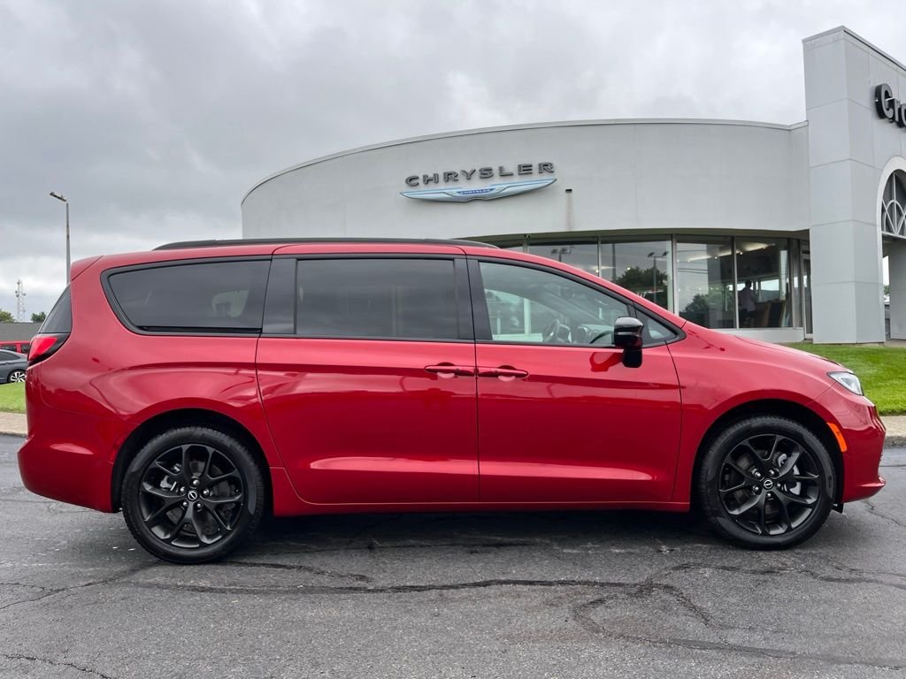 Used 2026 Red Chrysler Limited image 42