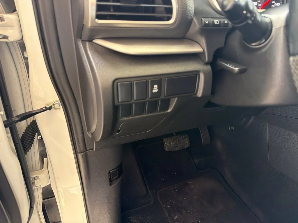 Used 2020 White Mitsubishi ES image 31