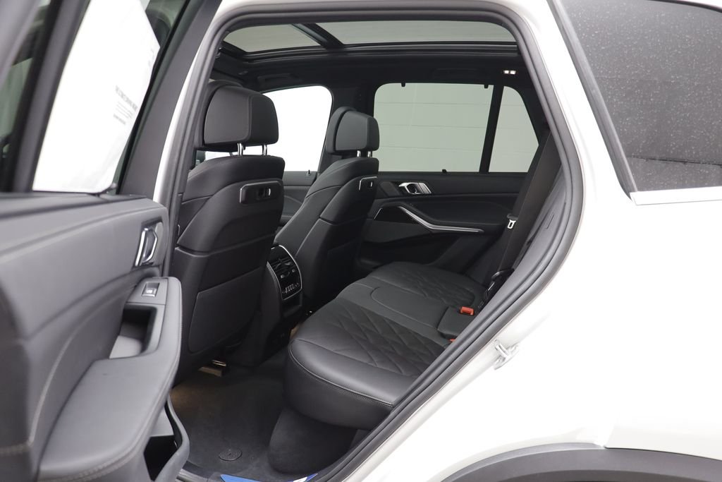 New 2026 Alpine White BMW xDrive40i image 15