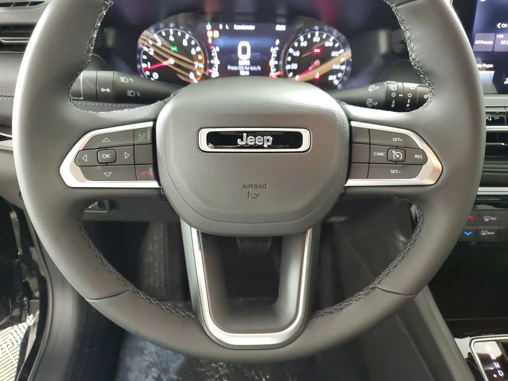 New 2026 Diamond Black Crystal Pearl-Coat Exterior Paint Jeep Latitude image 20