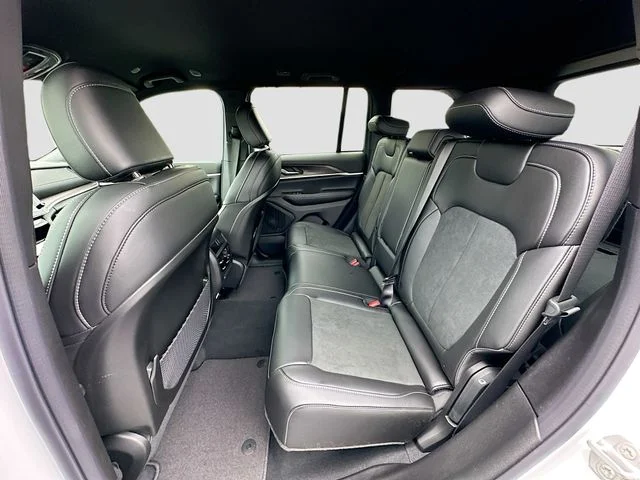 New 2026 Bright White Clear-Coat Exterior Paint Jeep Altitude image 17