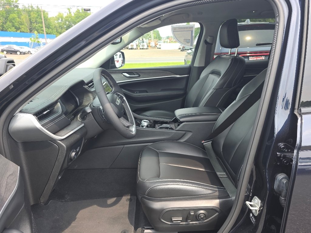 Certified Used 2023 Diamond Black Crystal Pearl Coat Jeep Limited image 27