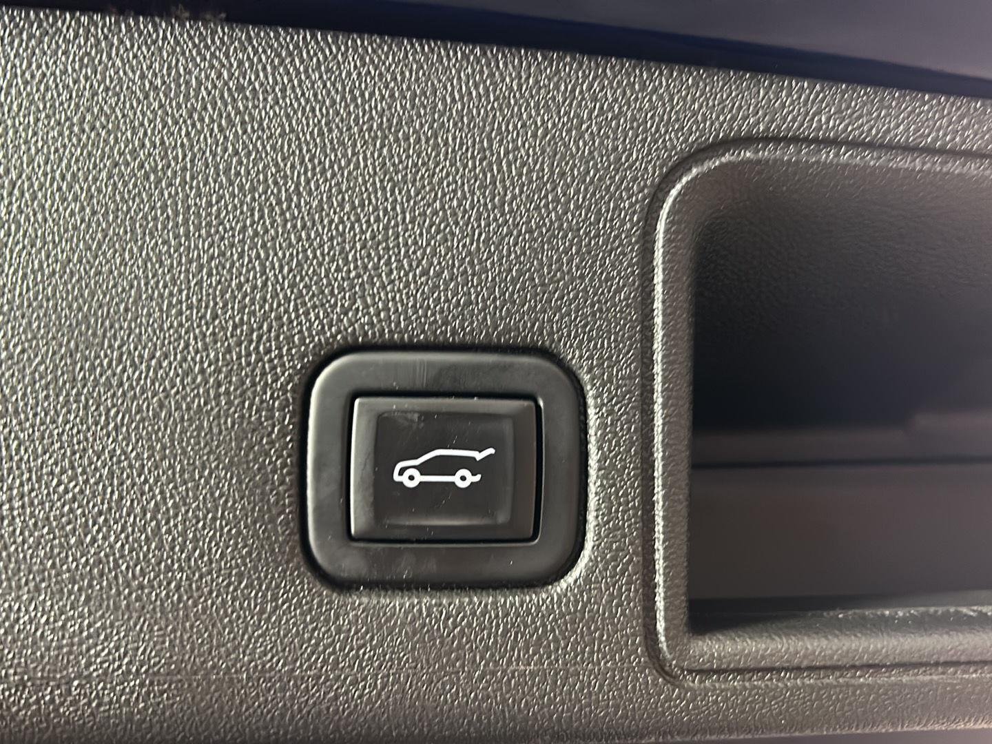 Used 2022 Marine Metallic GMC Denali image 9