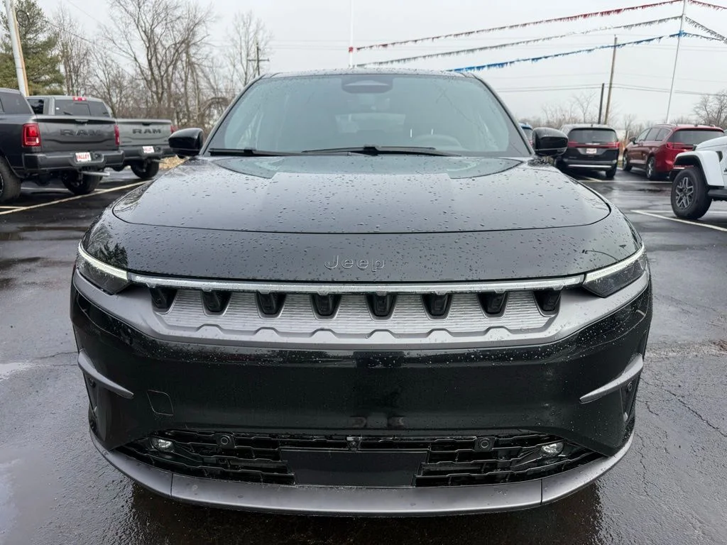 New 2025 Diamond Black Crystal Pearl-Coat Exterior Paint Jeep Limited image 8