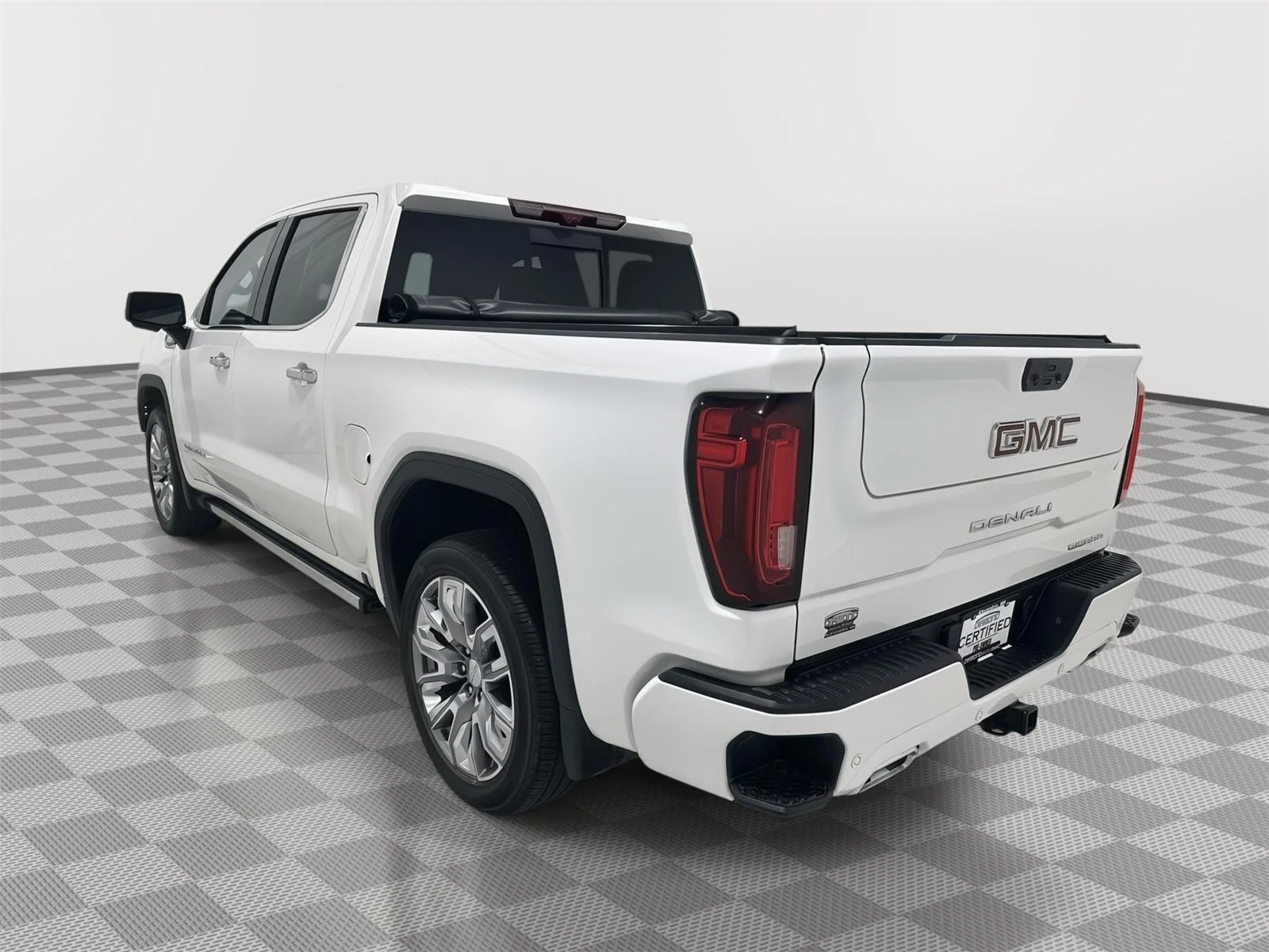 Used 2024 White Frost Tricoat GMC Denali image 3