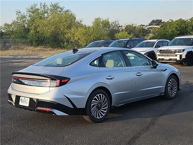 New 2026 Aero Silver Hyundai Limited image 4