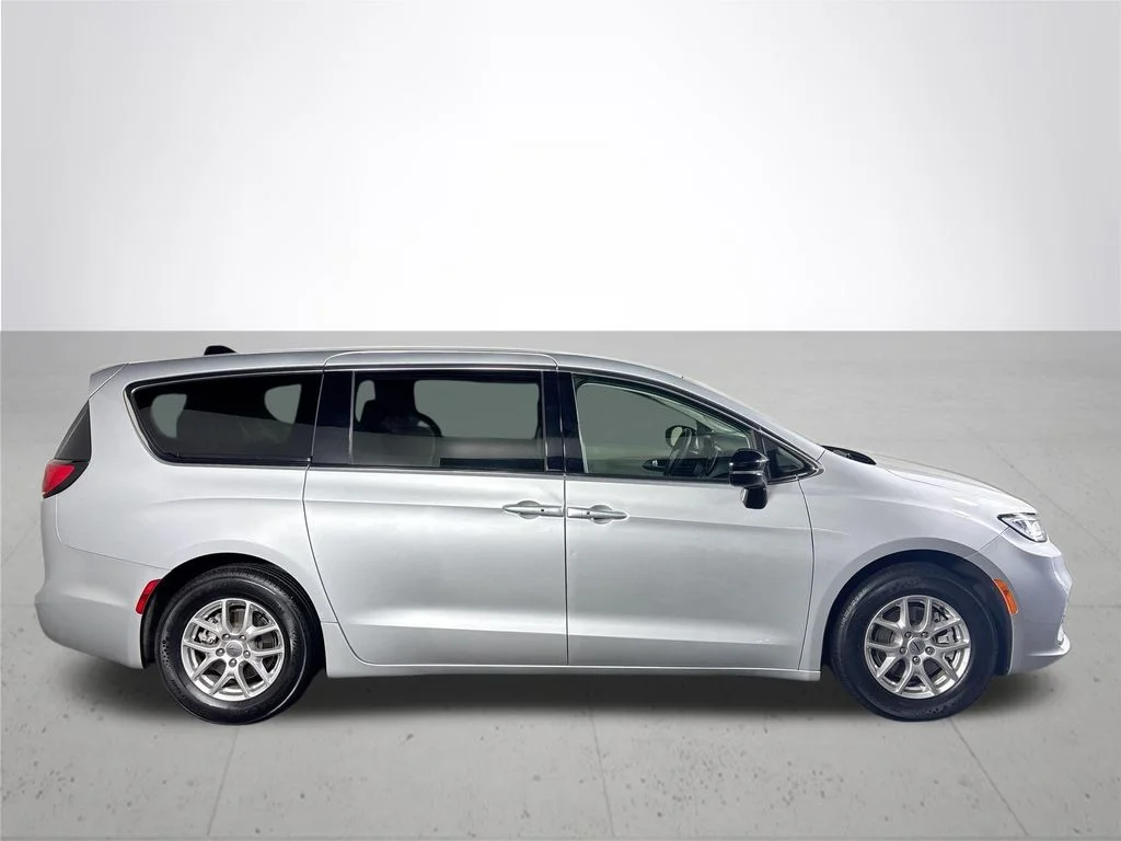 Used 2024 Silver Chrysler Touring L image 5