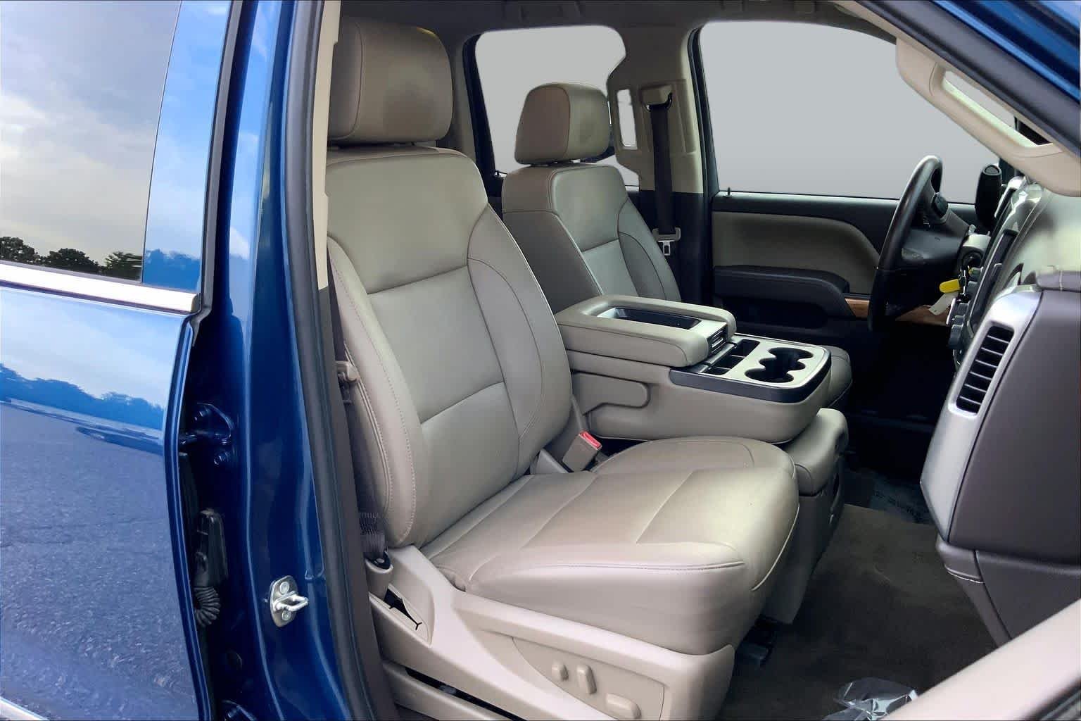 Used 2018 Deep Ocean Blue Metallic Chevrolet LTZ image 8