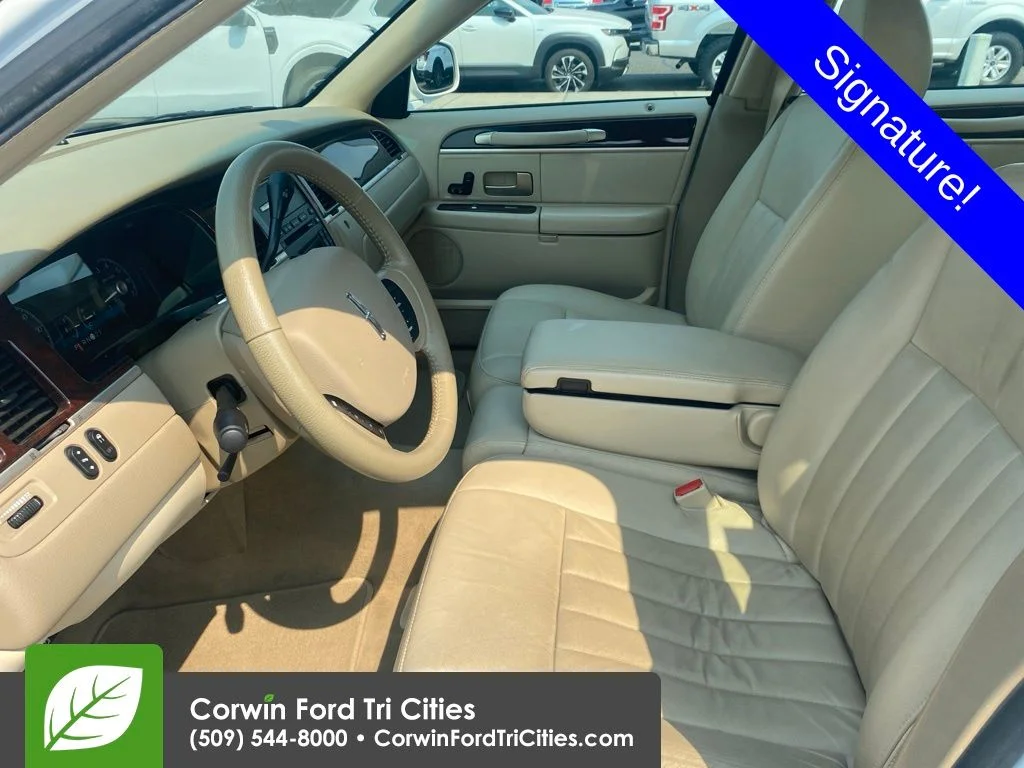 Used 2007  Lincoln Signature image 2