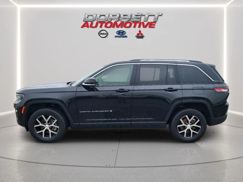 Used 2023 Diamond Black Crystal Pearlcoat Jeep Limited image 9