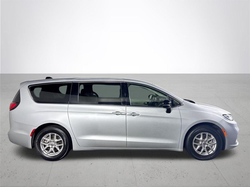 Used 2024 Silver Chrysler Touring L image 5