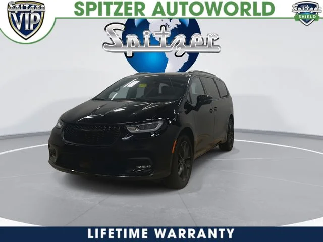 New 2026 Diamond Black Crystal Pearl-Coat Exterior Paint Chrysler Limited image 4
