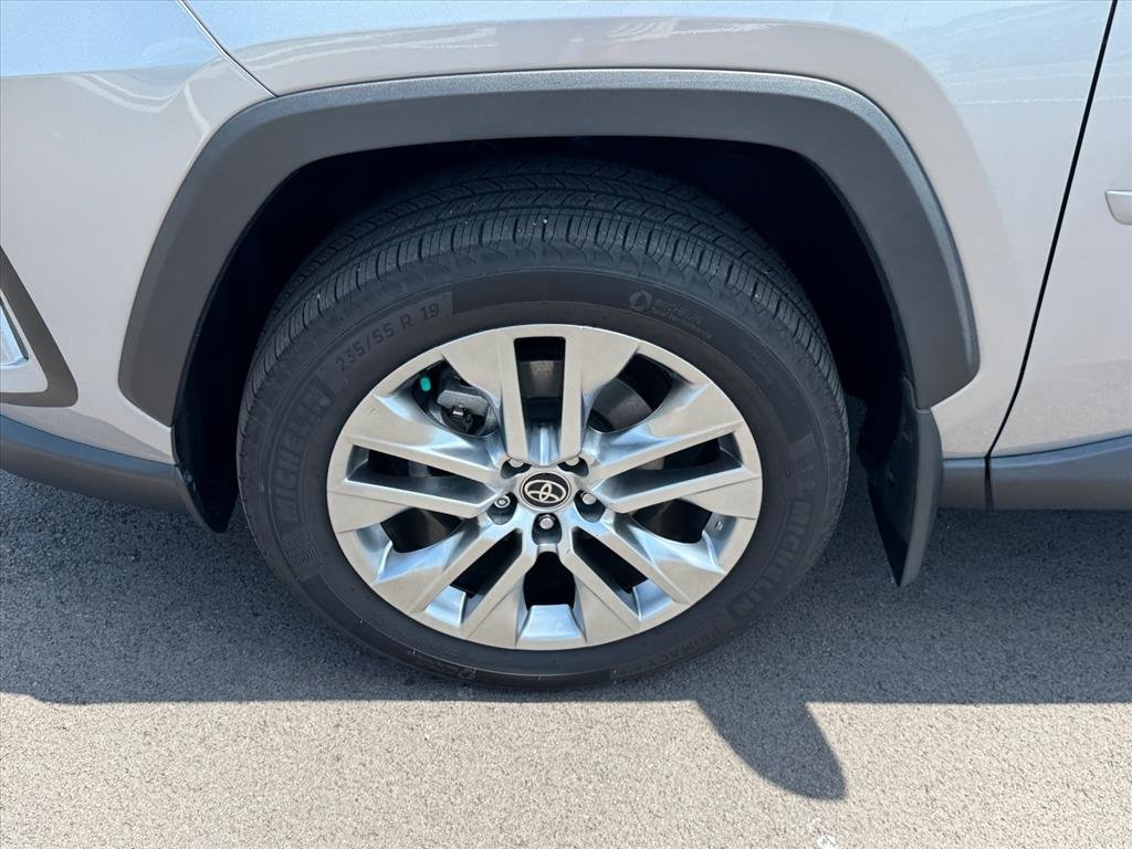Used 2023 SILVER SKY METALLIC Toyota XLE Premium image 28