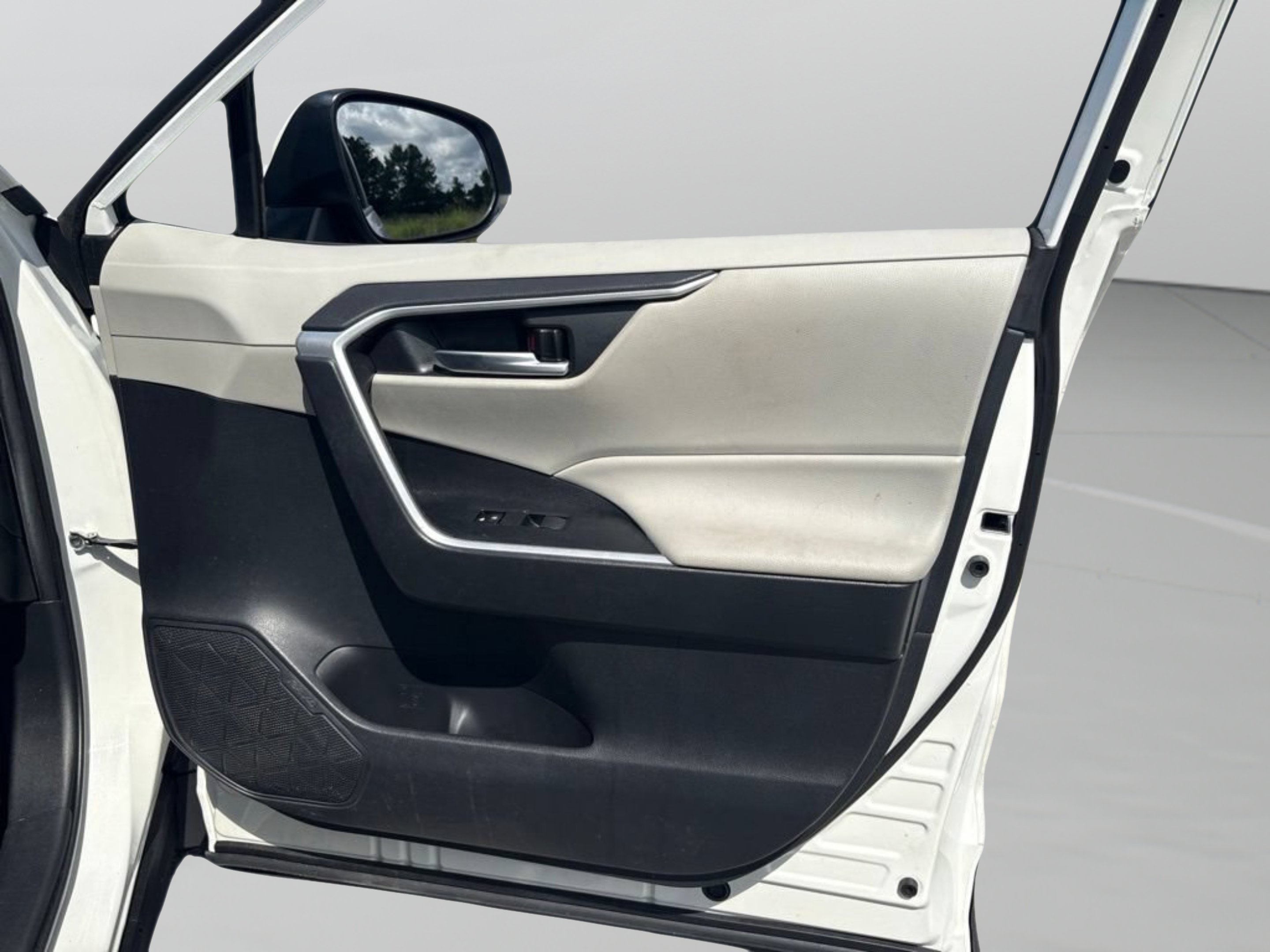 Used 2020 Super White Toyota XLE image 26