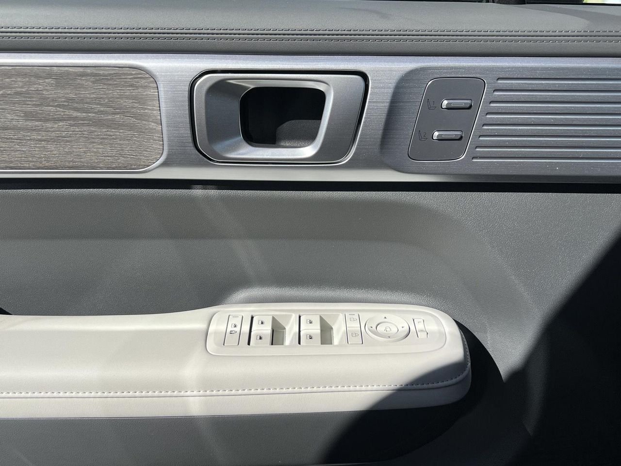 New 2026 Ecotronic Gray Hyundai Limited AWD image 31